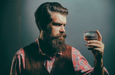 Viski, konyak ya da konyak içmek. Tatma ve degukasyon konsepti