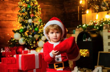 Noel çorapları, Noel arkaplanında yeni yıl hediyeleri olan şirin bir Noel Baba bebeği. Bu bir mucize. Elf çocuğu. Tatiller ve kış çocukluğu kavramı. Kış tatili alışveriş