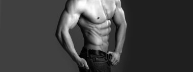 Gri arka planda atletik vücut geliştirici. Banner şablonları, kaslı adam, kaslı gövde, altı paket karın kası.