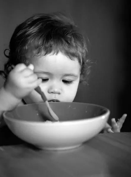 Szczęśliwe Dziecko Jeść Sam Łyżką — Zdjęcie stockowe