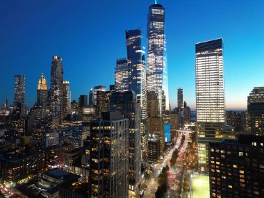 NYC 'yi seviyorum. New York City 'nin ünlü manzarası. Gece New York şehri yukarıdan. Gece New York Panorama, New York alacakaranlıkta gökyüzü. New York 'un ünlü binası. New York 'ta gece trafiği. Aşağı Manhattan