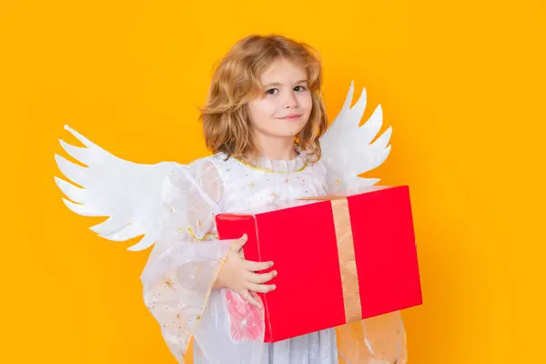 かわいいブロンドの子供の天使プレゼントギフトボックス 美しい小さな天使 隔離されたスタジオショット 天使の翼を持ったかわいい子 キューピッド バレンタインデーコンセプト — ストック写真