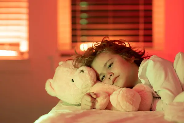 最喜欢睡觉用的玩具 抱着玩具玩具玩具玩具熊的睡着的孩子在天真的时候 该睡觉了睡着的孩子昏昏欲睡 — 图库照片