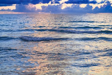 Tropikal deniz okyanusunda gün batımı ve gündoğumu bulutları. Seyahat tatili afişi. Manzara gökyüzü ve yansıma ışınları. Tropik sahil ufku. Alacakaranlık, denizdeki alacakaranlık