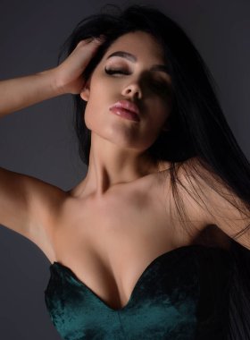 Genç esmer kadının güzel yüzü. Stüdyoda poz veren seksi bir model. Güzel bir kızın portresi. Güzellik kraliçesi yakın plan çekimde. Stüdyo geçmişinde güzel bir kız yüzü. Şehvetli görünüş. Güzel kadın yüzü