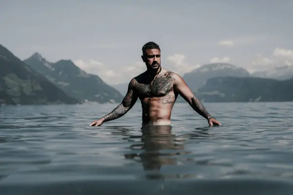 Homem Hispânico Muscular Salpicando Água Lago Modelo Sexy Masculino Atraente — Fotografia de Stock