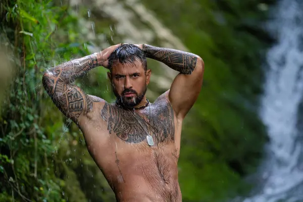 Homem Sexy Cachoeira Dos Alpes Estilo Vida Liberdade Viver Natureza — Fotografia de Stock