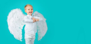 Melek çocukla Sevgililer Günü afişi. Melek kanatlı şirin bir bebek, mavi renkte izole edilmiş.