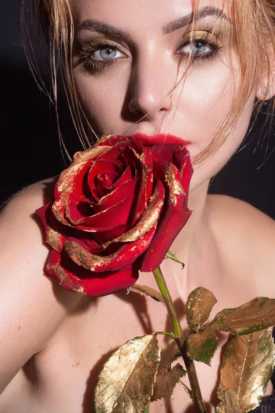 Štíhlá Sexy Krásná Žena Nahými Rameny Držet Červené Růže Izolované — Stock fotografie