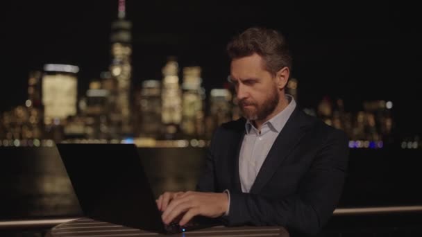 Бизнесмен Работающий Ночью Над Ноутбуком Неоновыми Фонарями Нью Йорке Деловой — стоковое видео