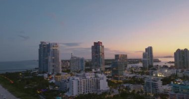 Miami Sahili 'nin hava aracı görüntüsü. Miami, Florida 'nın silüeti. Miami hava manzaralı, FL, ABD. Gece Güney Miami Plajı