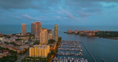 Miami Sahili 'nin havadan görüntüsü. Yaz Florida. Miami Peyzaj Skyline. Güney Miami 'nin hava manzarası. South Pointe Parkı 'nın havadan görünüşü. Miami Plajı 'ndan İHA' ya