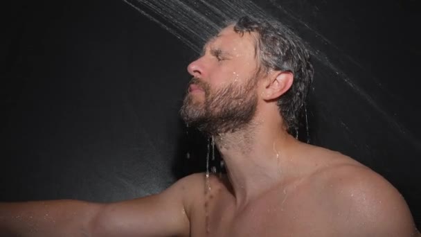 Homem Sexy Lavando Cabelo Banheiro Tipo Tomar Banho Banheira Cara — Vídeo de Stock