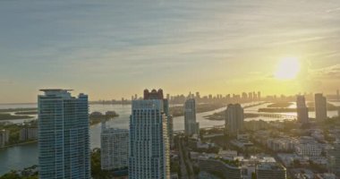 Miami 'deki Ocean Drive' ın havadan görüntüsü. Miami hava manzaralı. Art deco bölgesi, South Beach, Miami Florida. Ünlü cadde. Drone manzarası, günbatımı gökyüzü, kumsal. Miami 'de Ocean Drive