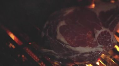 Biftek. Izgarada alevli biftek. Alevli ızgarada pişen pirzola biftekleri. Barbeküde ızgarada pişmiş sığır filetosu. Izgarada biftek. Izgarada et.