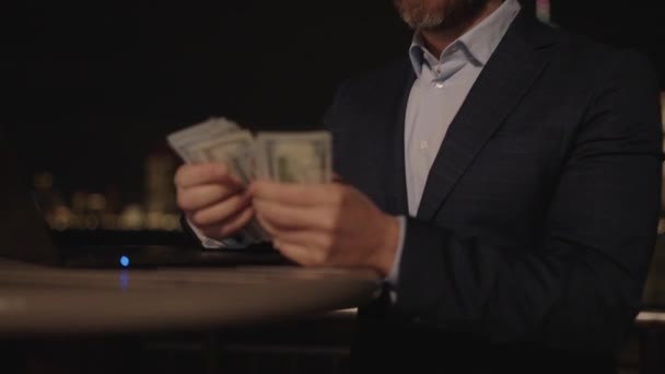 Podnikatelé Počítají Peníze Večerní Světla Nočního Města Muž Obleku Počítá — Stock video