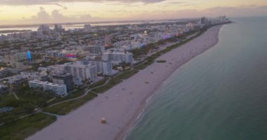 Miami Florida 'nın en iyi plajları. Miami sahilindeki en iyi manzaralı tatil beldeleri. Miami, Florida, ABD 'nin hava görüntüsü. Beyaz kum, sahil, yeşil park, turkuaz deniz suyu, Miami 'de yaz tatili.