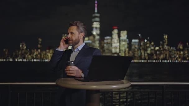 Porträt Eines Erfolgreichen Geschäftsmannes Der Spät Abend Laptop Der Großstadt — Stockvideo
