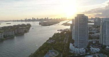 South Pointe Parkı 'nın havadan görünüşü. Miami Plajı. Florida mı? ABD. Skyline Miami, İHA 'dan binalar panorama. Miami Beach, South Beach, Florida, ABD. Miami 'deki lüks dairelerin panoramik görünümü