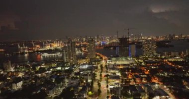Miami 'de bir gece. Miami ufuk çizgisi manzarası. Şehir merkezindeki Miami Plajı 'nın havadan görüntüsü. Florida Şehir Merkezi, sahil körfezi manzarası. İnsansız hava aracı görüntüsü, Miami şehir merkezinin sinematik videosu.