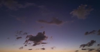 Çekim Zamanı Zamanı. Gökyüzü ve Bulut. Kara fırtına bulutları. Dramatik bir gökyüzü. Kara fırtınalı bulutlarda aydınlatma. Gün batımında doğa bulutları. Hava durumu. Video Gökyüzü Manzarası. Bulut zamanaşımı arkaplanı