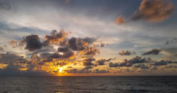 Napsugár Felhők Mozognak Napfényes Égbolt Timelapse Napfény Lassított Felvétel Tengerparton — Stock videók