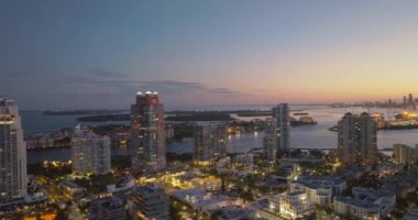 Günbatımında Miami Sahili 'nin hava aracı görüntüsü. Miami, Florida 'nın silüeti. Miami hava manzaralı, FL, ABD. Gece Güney Miami Plajı