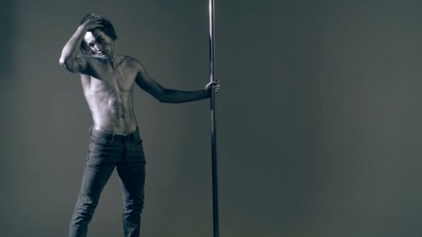 Corpul Sexy Tânărului Dansatoare Pol Bărbat Sexy Dans Pol Potrivesc — Videoclip de stoc