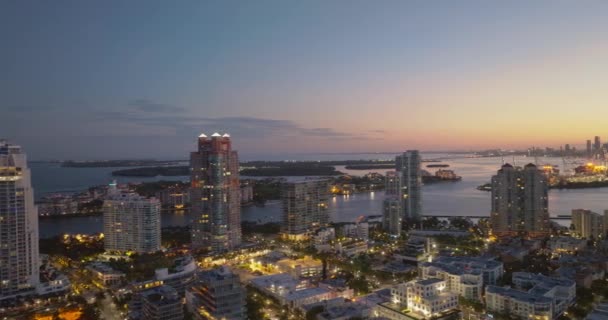 Vista Aérea Del Avión Tripulado Miami Beach Atardecer Skyline Miami — Vídeos de Stock