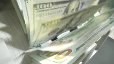 Kapatma para sayma makinesi dolar sayıyor. Ağır para sayma makinesi 100 dolarlık banknotları sayıyor. Para sayma makinesi. Finans bankacılığı kredi mevduat nakit