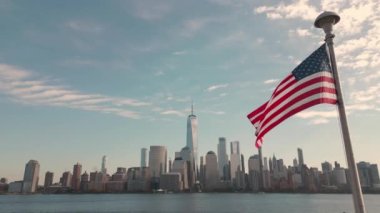 Amerikan bayrağı. Anma Günü, Gaziler Günü, 4 Temmuz. New York yakınlarında Amerikan Bayrak Dalgası, Manhattan manzaralı. Bağımsızlık Günü. İşçi Partisi, Bayrak, Vatanseverler, Cumhurbaşkanlığı Günü