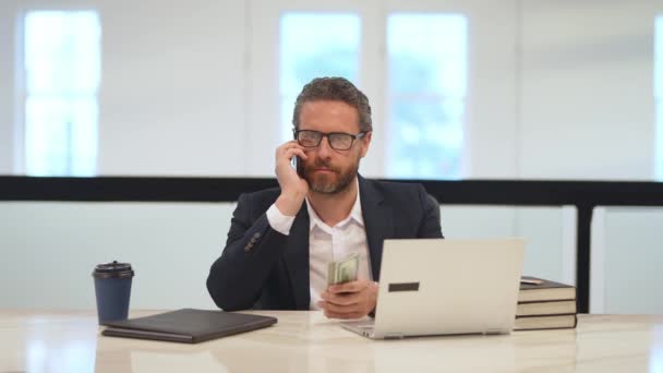Trabalhador Negócios Falando Por Telefone Trabalhando Com Laptop Escritório Empregado — Vídeo de Stock