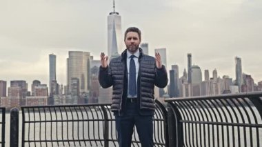 Takım elbiseli adam NYC 'de konuşuyor. Ney York 'ta konuşmacı. Politikacı. Amerikan caddesinde motivasyon konuşmacısı. Çeşitlilikten, başarıdan, liderlikten bahsediyorum. Erkek Sunucu Teknoloji İş Konferansını Yönetti