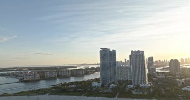 Miami Sahili 'nin hava aracı görüntüsü. Miami, Florida 'nın silüeti. Miami hava manzaralı, FL, ABD. Güney Miami Plajı