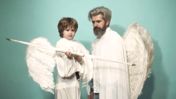 Valentin Apa Fia Angyalok Szárnyakkal Íjjal Nyíllal Kék Háttéren Boldog — Stock videók