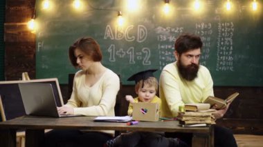 Baba ve anne sevgili oğluna resim çizmeyi ve resim yapmayı öğretiyor. Sevimli küçük çocuk ailesinden öğreniyor. Anne, baba ve çocuklar evde resim çiziyorlar.