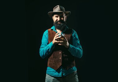 Alkol içeceği. Degukasyon ve tatma. Sommelier 'in pahalı içki tadı var. Viski ya da viskili antika bir adam. Viski zarif.