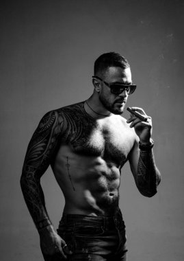 Sigara içen acımasız çete adamları. Latin Amerika 'da mafya