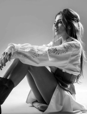 Genç bir kadının şehvetli portresi. Güzel bir model kız. Zarif Leydi.