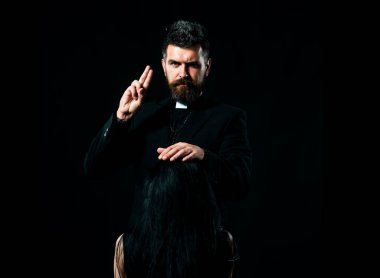 Dua eden bir rahip. Keşiş itirazı. Kıdemli din kutsal erkek kendine güvenen bir ifadeyle