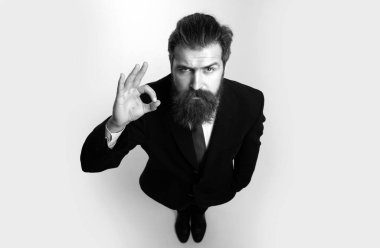 Kopya alanı olan bir iş adamı. Takım elbiseli komik yakışıklı iş adamı. Geniş açı yap.