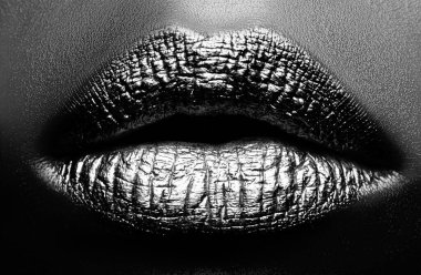 Altın dudak makyajı. Dudak fikirleri uydur. Renkli parlak ruj altın sanat konsepti