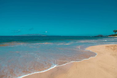 Yaz tatilinde deniz kumu olan tropik bir sahil.