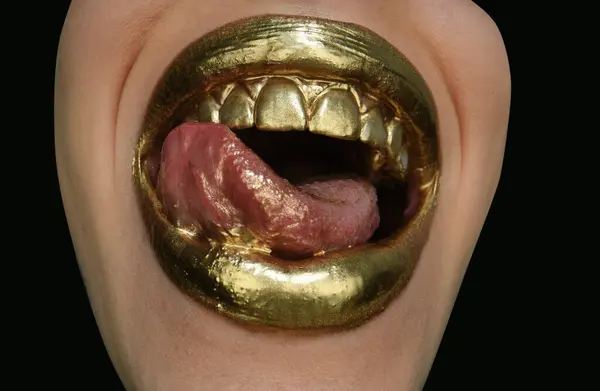豪華な金の唇のメイクアップ 黄金の口紅と黄金の唇 セクシーな女の子の唇にゴールドペイント 官能的な女性の口 隔離された背景 セクシーな舌だ 官能的な舐め — ストック写真