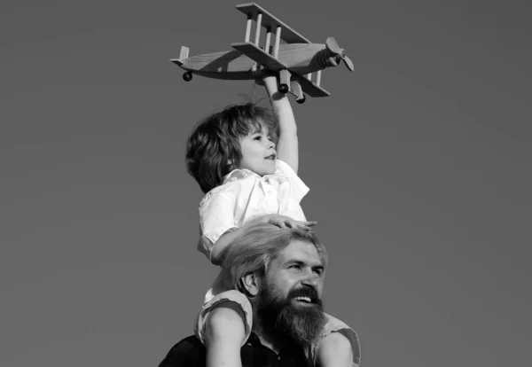 Fiú Repülőgép Apák Vállán Apa Fia Együtt Fiú Gyermek Apa — Stock Fotó