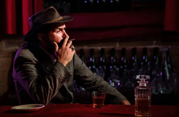 Bärtiger Mann Raucht Zigarette Und Hält Glas Whiskey Der Hand — Stockfoto