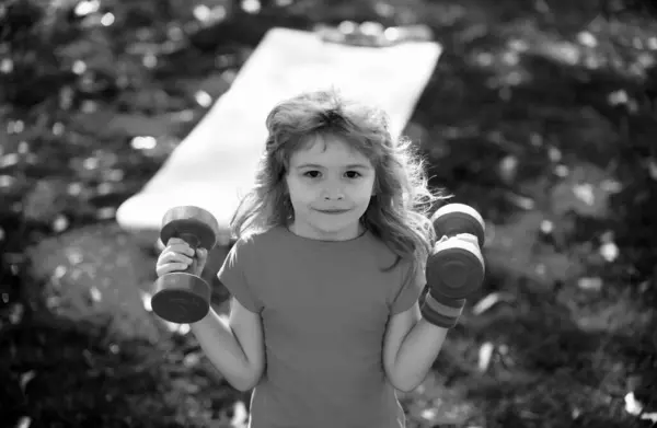Sportliche Porträtkinder Fitness Kind Mit Kurzhanteln Park Fitnesstraining Kindersportler Aktivität — Stockfoto