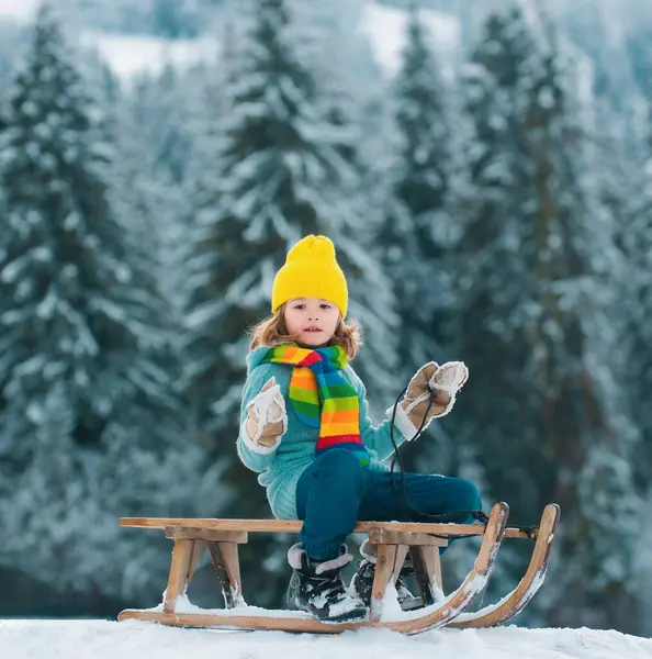 冬にはそりと一緒に雪玉で遊ぶ面白い男の子 雪景色の中で遊ぶかわいい子供たち 子供のための冬の活動 — ストック写真