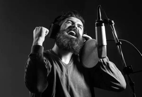 Cantante Cantando Rock Cara Expresión Cerca Productor Sonido Grabando Una — Foto de Stock