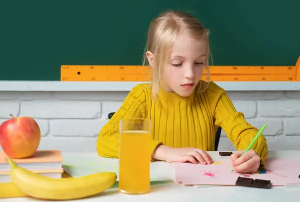 Nettes Kleines Kind Das Der Grundschule Klassenzimmer Lernt Geniales Kind — Stockfoto